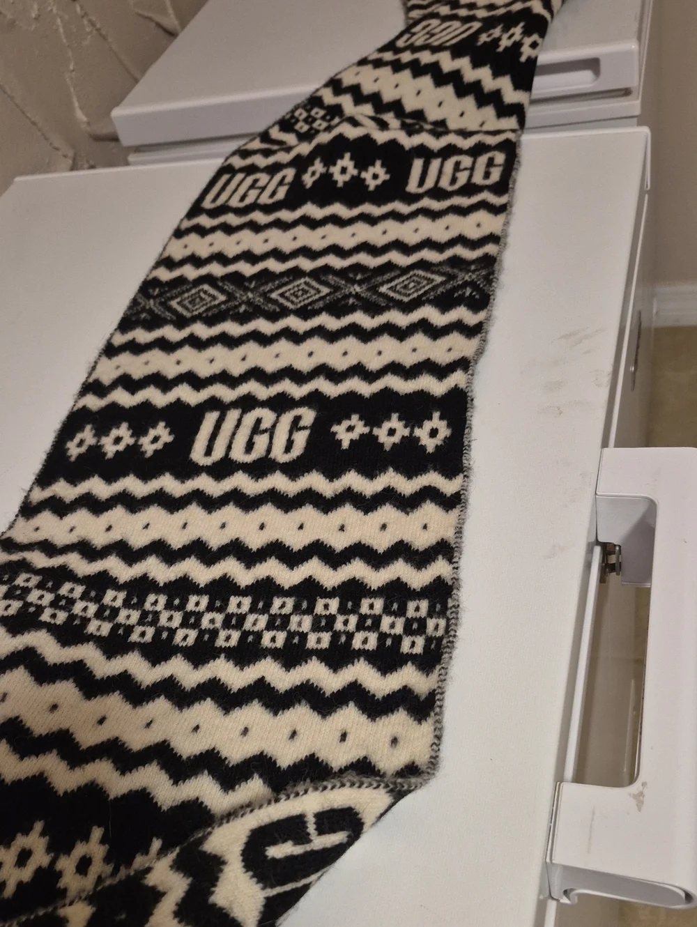 UGG Black and White Patterned Knit Scarf